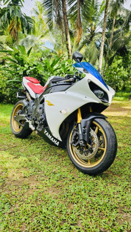 yamaha-r1-2014-big-4