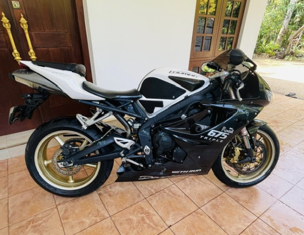 triumph-daytona-675-2012-big-0