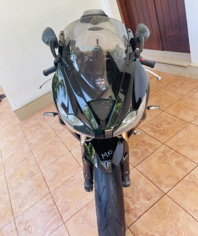 triumph-daytona-675-2012-big-4
