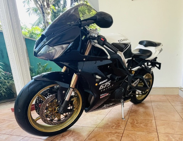 triumph-daytona-675-2012-big-2