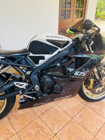 triumph-daytona-675-2012-big-3