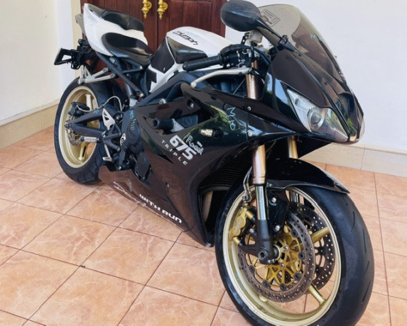 triumph-daytona-675-2012-big-1