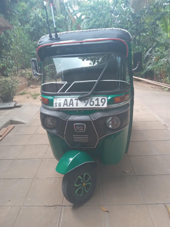 bajaj-4-stroke-three-wheel-2012-big-0