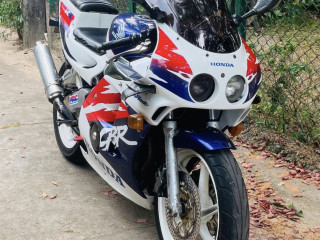 honda-cbr-250-gullarm-2015