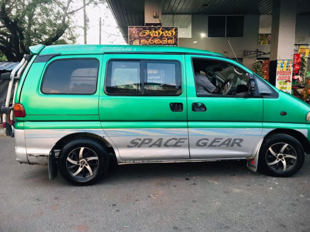 mitsubishi-l400-space-gear-big-0
