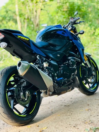 suzuki-gsxs-750-2021-big-3