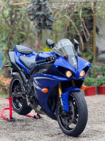 yamaha-r1-registered-big-3
