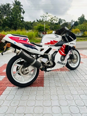 honda-cbr-250-fireblade-big-2