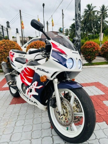 honda-cbr-250-fireblade-big-3