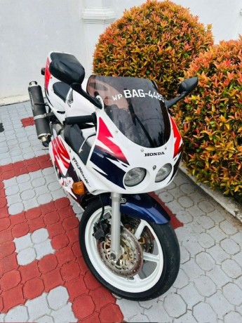 honda-cbr-250-fireblade-big-1