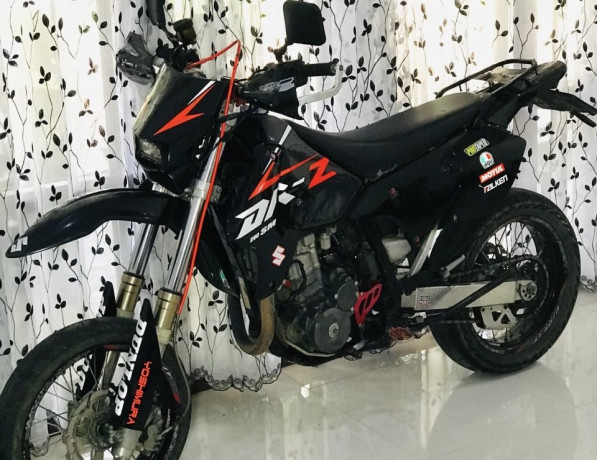 suzuki-drz-450sm-big-0