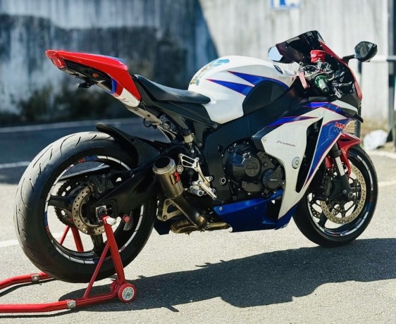 honda-cbr-1000-2010-big-3