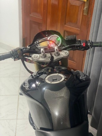 triumph-streettriple-675cc-2010-big-1