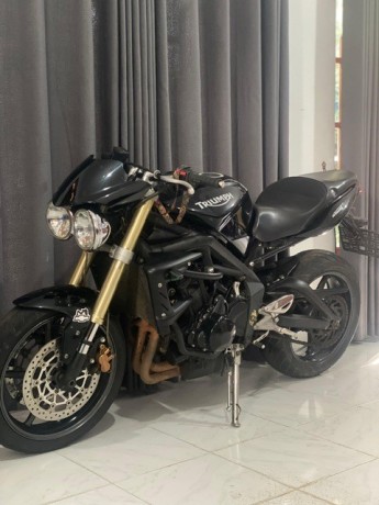 triumph-streettriple-675cc-2010-big-0