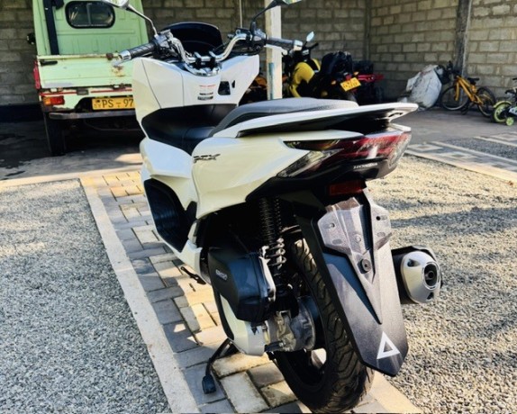 honda-pcx-125-2022-big-2