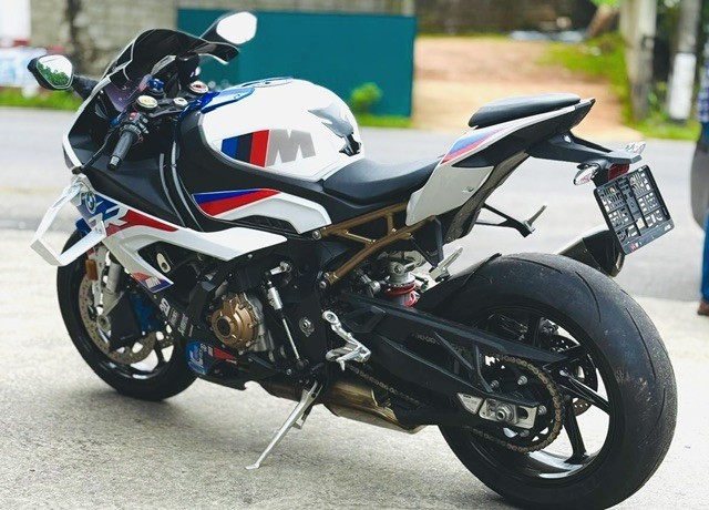 bmw-s1000rr-2022-big-1