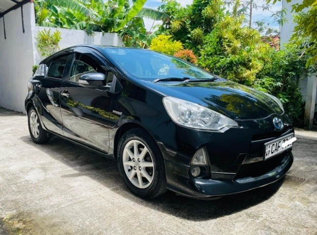 toyota-aqua-g-grade-2015-big-2