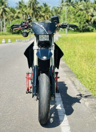 suzuki-drz-400sm-k9-big-3