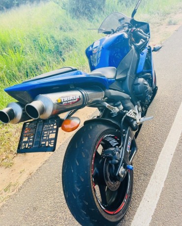 yamaha-r1-2008-big-2
