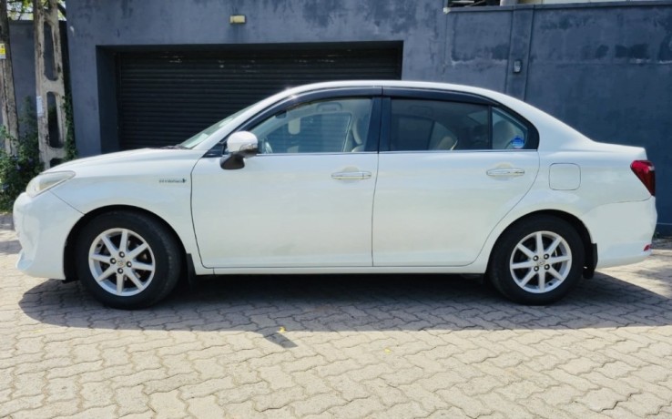 toyota-axio-hybrid-2016-big-1