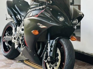 yamaha-r1-2011