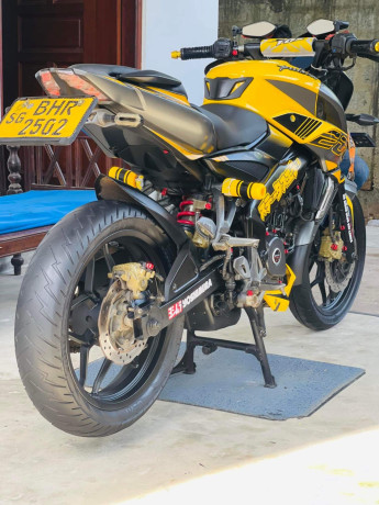 bajaj-pulsar-ns200-big-1